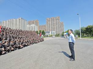 城市街道与高楼大厦的路上有一位男人中度可信度描述已自动生成